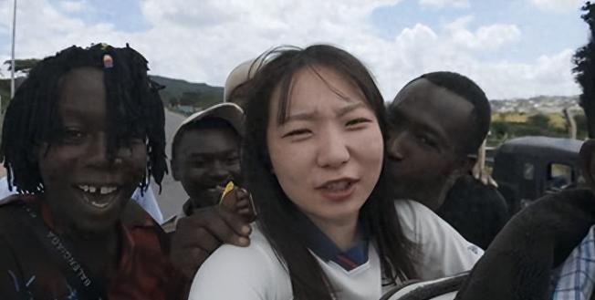 44万粉丝韩国女博主安恩智，独自跑坦桑尼亚旅行，街头被一群当地男子团团围住，当场