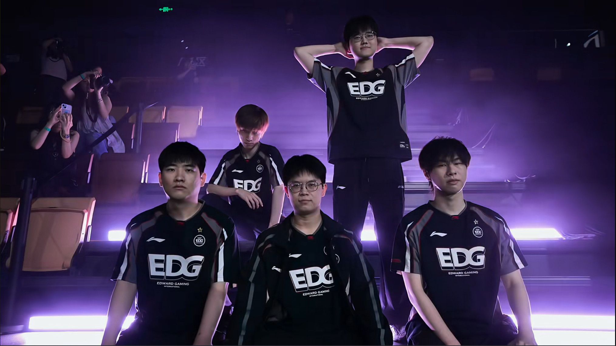 EDG前面三位坐的有点太端庄了~LGD对战EDG