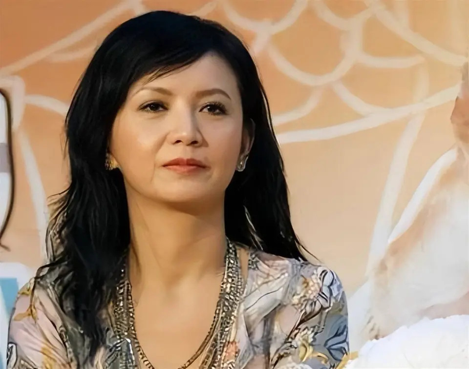 曾华倩与梁朝伟同居6年分手，独自把儿子养成骄傲，1985年曾华倩凭《雪山飞狐》