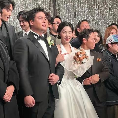 李章宇赵惠媛婚礼惊喜爆红！。李章宇赵惠媛婚礼惊喜爆红！新娘捧花竟变成这个？网笑：