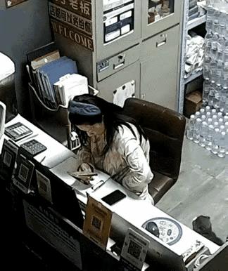 2025年10月，山东德州，一女子这天晚上莫名的睡不着觉，便起床到店子里对账，期