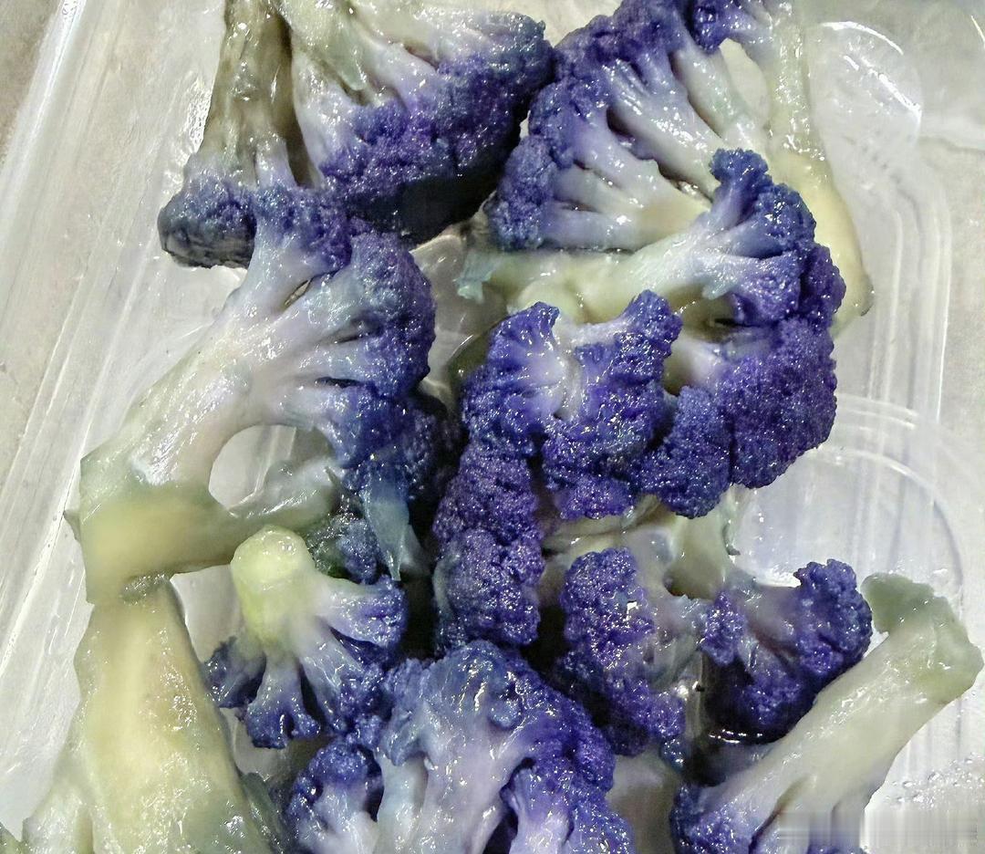 关晓彤这吃的是什么啊，这色感觉怪吓人啊
