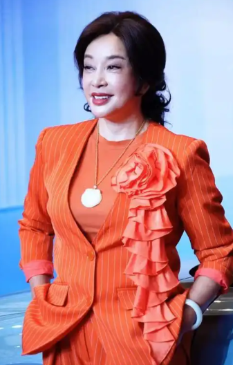2008年，著名导演谢晋的葬礼上，刘晓庆拎着一袋子现金大闹现场，对谢晋遗孀徐大雯