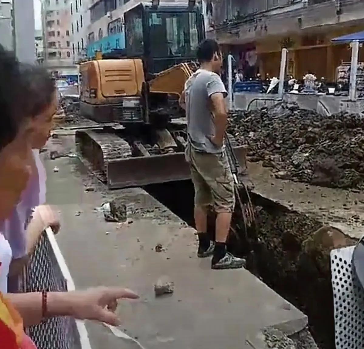 广东清远一地清理排水沟，竟抓到好几条几十斤大鱼！这事儿最近挺火的，发生在7月