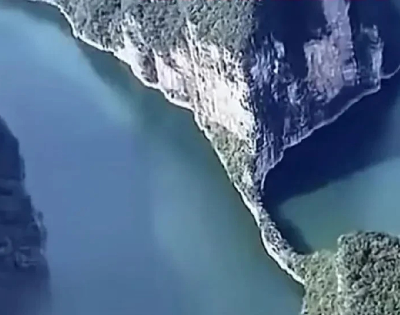 一锤子砸开雅鲁藏布江中间那点小隔层，与怒江连在一起不好吗？完了再修建一个大坝发电