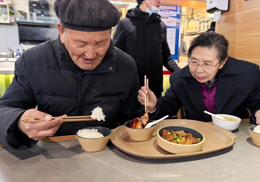 吃饱喝足剩两个鸡蛋，不打包反而逼老板退钱，被拒后当场抓起鸡蛋往店里猛砸！在陕西西