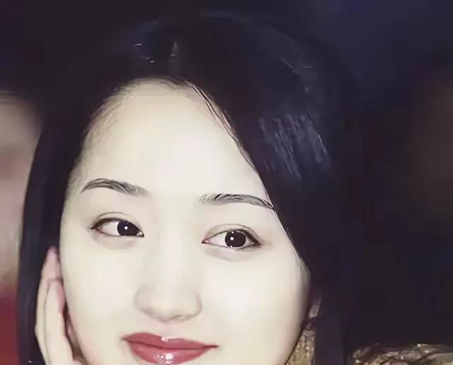 有人把楚铃和杨钰莹拉出来“掰头”啦！这边楚铃168cm大高个，广西艺术学院民族舞