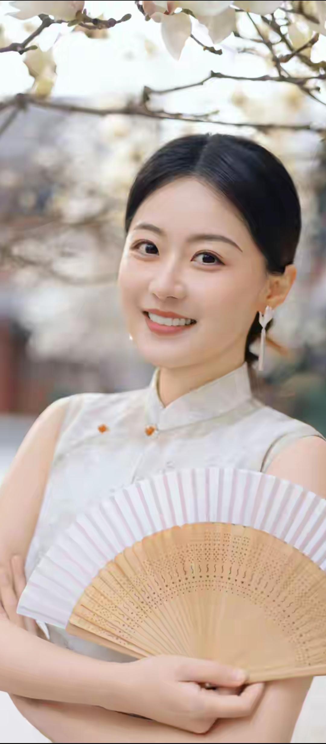 春风拂面笑，花影映佳人。