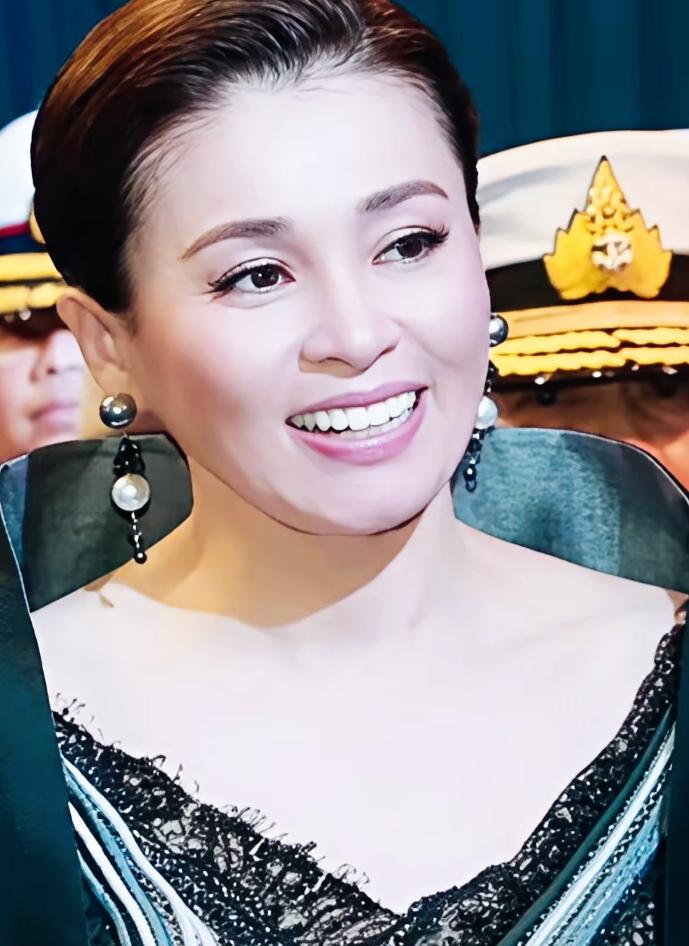 泰国王后苏提达这回国后的形象，是不是跟出访时候的形象不太一样啊？出访的时候是不