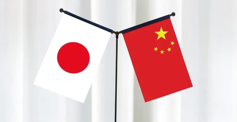 我完全同意金灿荣教授的观点，中国没有必要再三要求日本就侵华罪行道歉了，日
