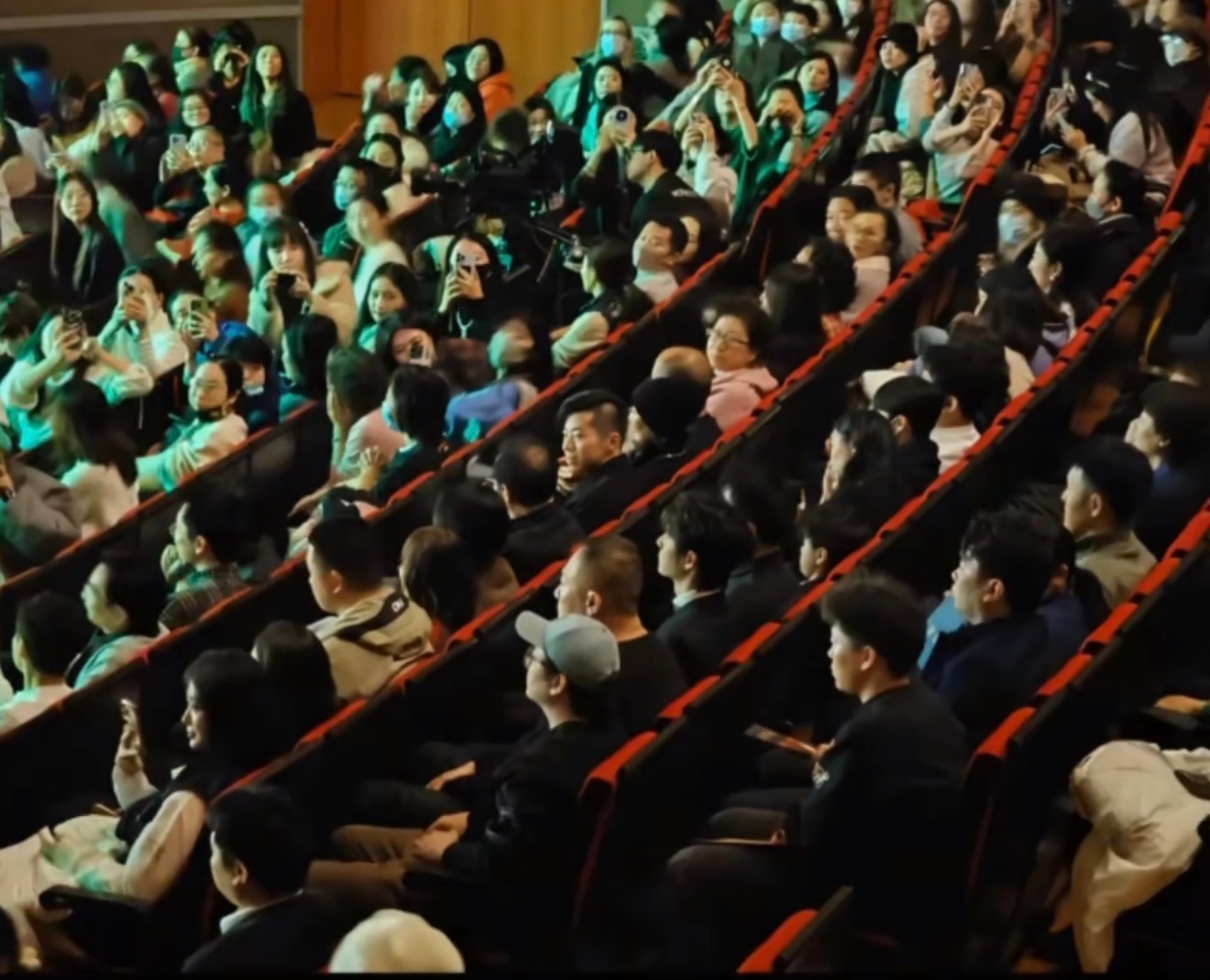 让坐我旁边的大哥一眼找个明星，他只用了2秒就找出来了，还问我这人叫啥后脑勺也好看