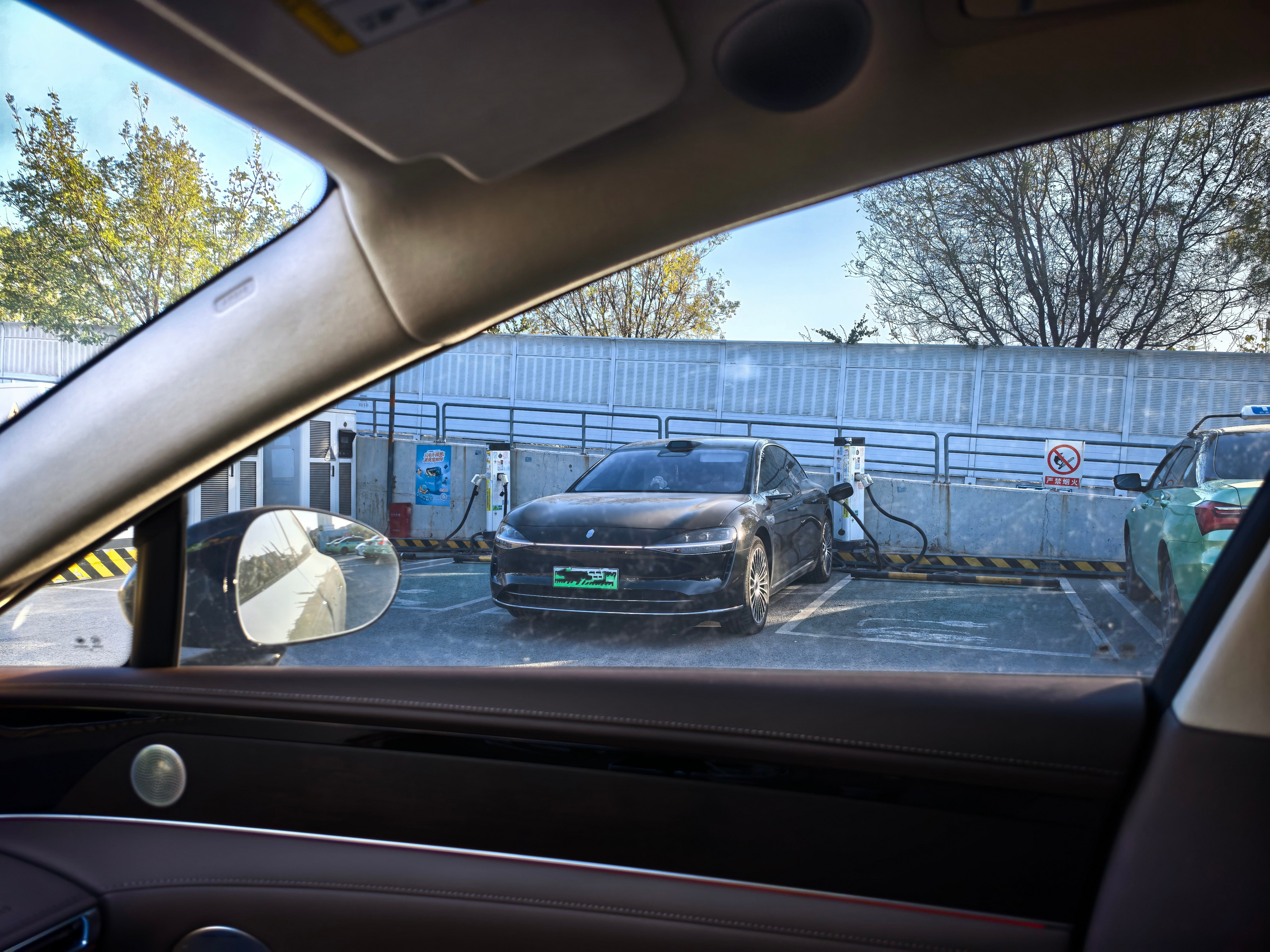 今天在王府井碰见了2台享界，刚来充电，又碰见一辆，最近能见度真高