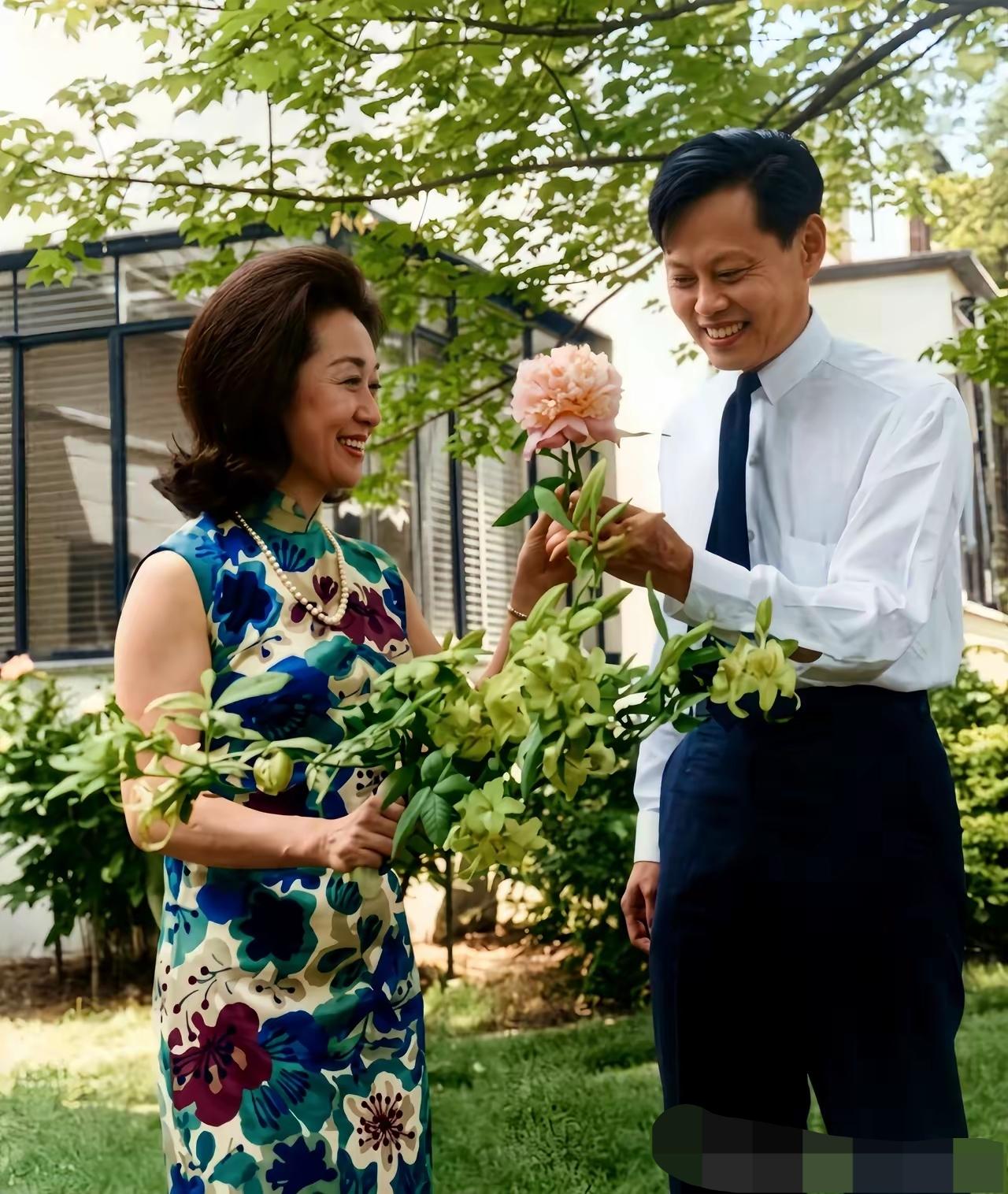 大人物年轻时的照片你知道是谁吗？他的老婆虽然有点显老，但是气质和后来的小娇妻不