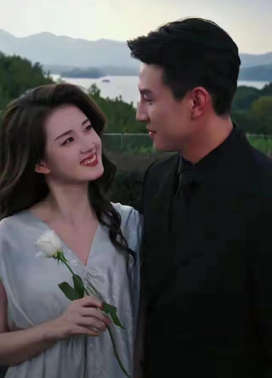 从投50份简历跑遍剧组，到短剧爆火后拒绝同质化邀约，郭宇欣把“一夜成名”的梦，拆