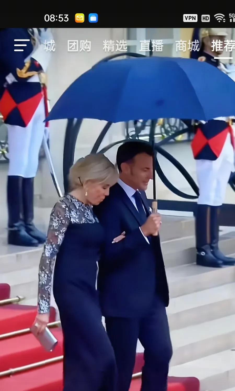 自马克龙挨了老婆的一巴掌之后，发现他的“准年迈夫人”打扮得越来越好看了