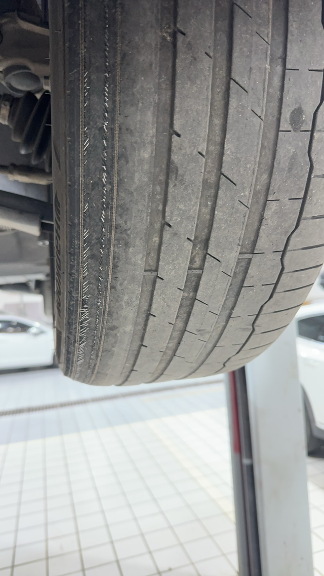 迈腾B8L吃胎严重索赔还得自己掏运费开了一年多的迈腾330豪华，行驶里程一万八