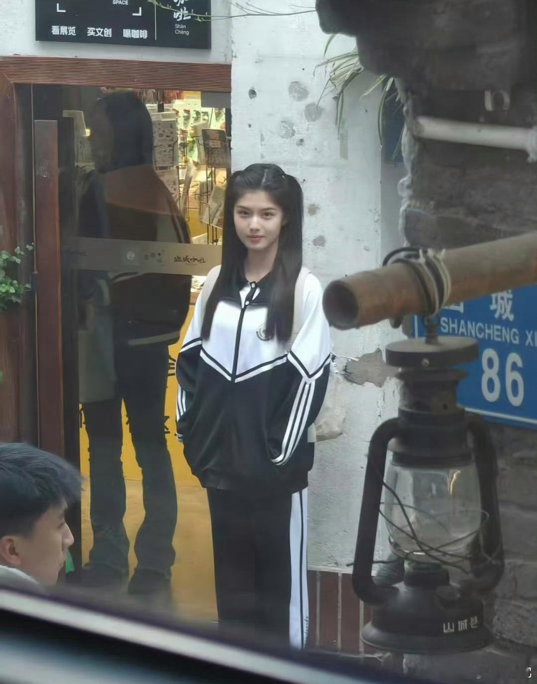 少女果然还得是少女来演！艾米新剧路透生图好漂亮，脸颊上的婴儿肥甚至都没褪去