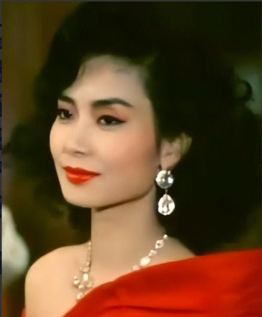 1982年，赌王何鸿燊对19岁的邝美云说：靓女，有没有兴趣做我的姨太太呀？话音刚