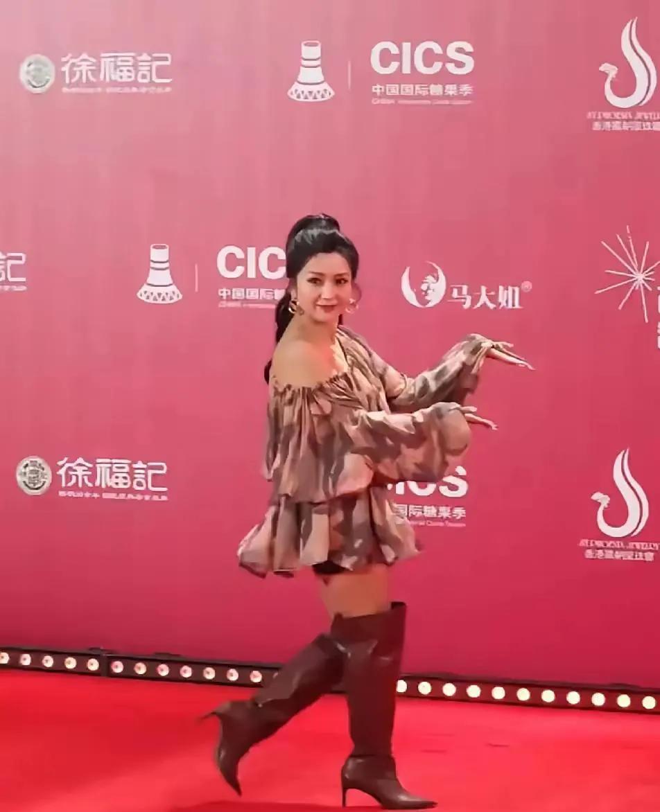何洁小个子搭配长靴，好像更显矮！