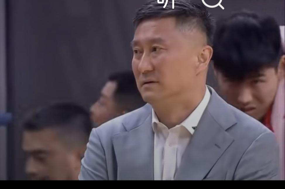 杜锋故作痛苦状，装给谁看？这表情你是不是很熟悉？对，今年看的太多了，广东队又输球