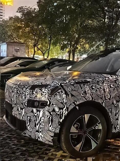 疑似领克800的谍照曝光了，定位介于09和900之间的中大型SUV