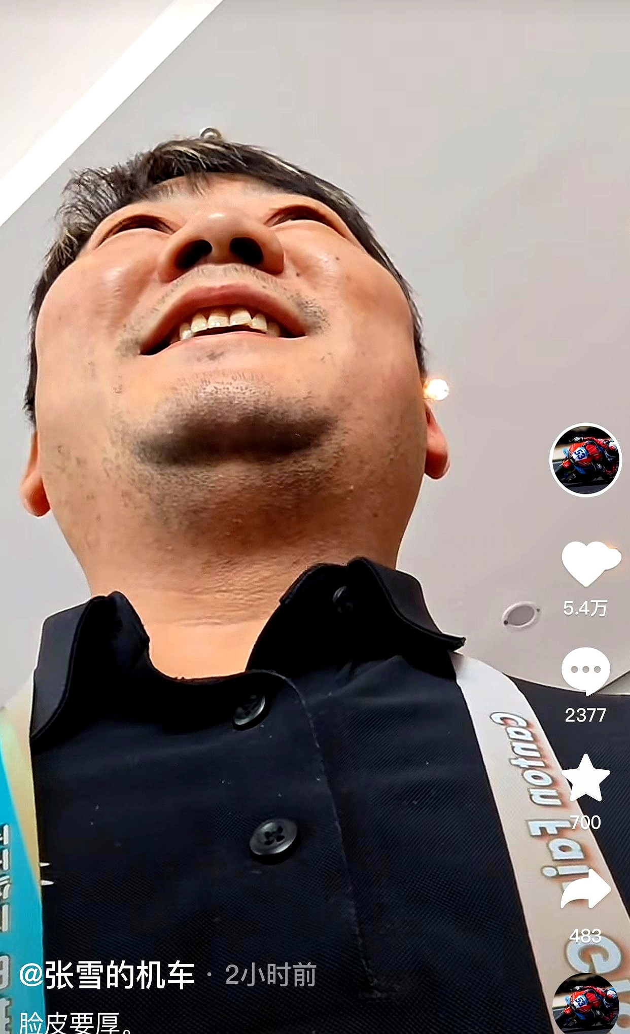 广交会上那么多人，张雪逮着空就喊了一嗓子，问能不能打个广告。当时旁边人起哄说好