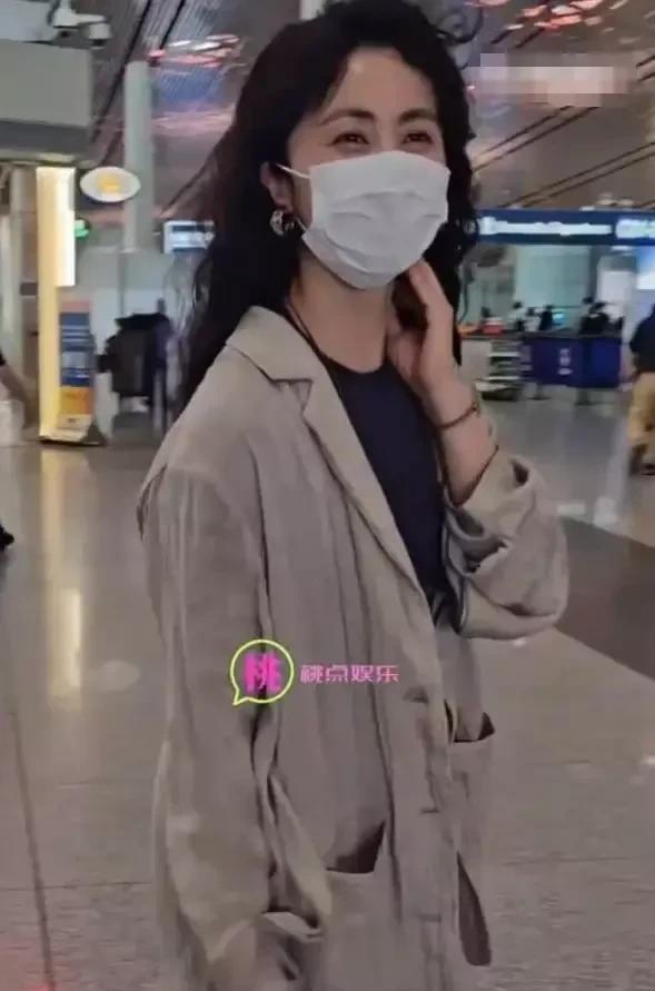 松弛VS性感！孙莉带多多捧场黄磊话剧，网友：这妈当得也太佛系了！娱乐现场新鲜直