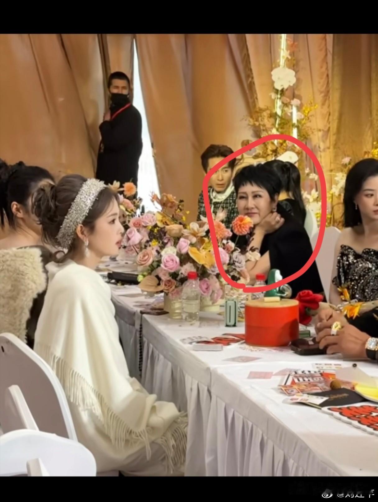 白鹿都快不好意思了吧张凯丽老师直勾勾的盯着她看像看一件稀世珍宝一样，眼里全是