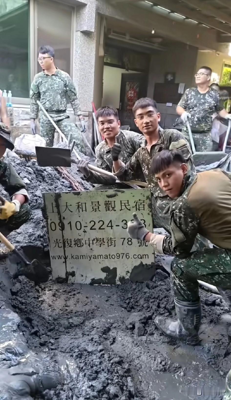 解放军救灾一身泥泞，累到趴下席地而睡…草莓兵一个个神采奕奕有说有笑还有时间拍照留