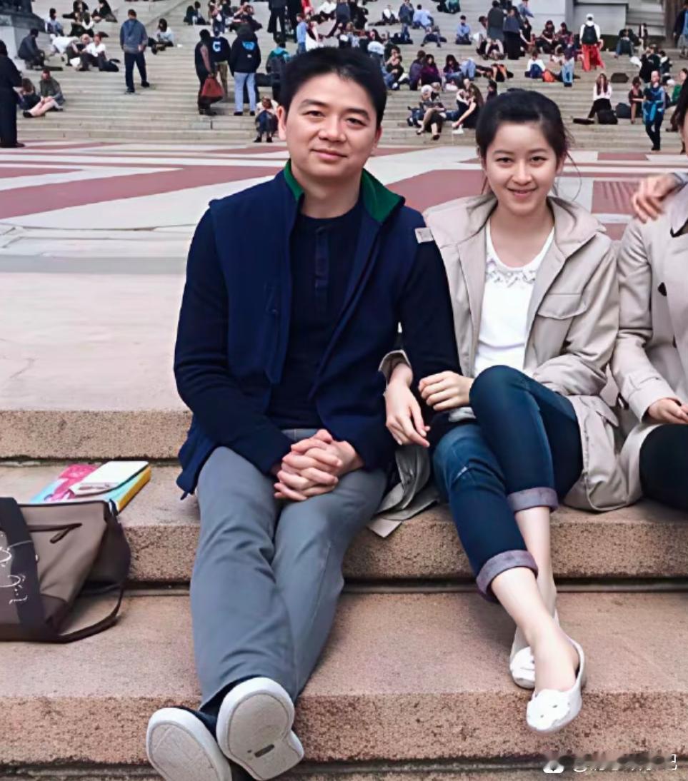 当年她是很爱刘强东的，要不怎么能义无反顾的嫁给他呢。