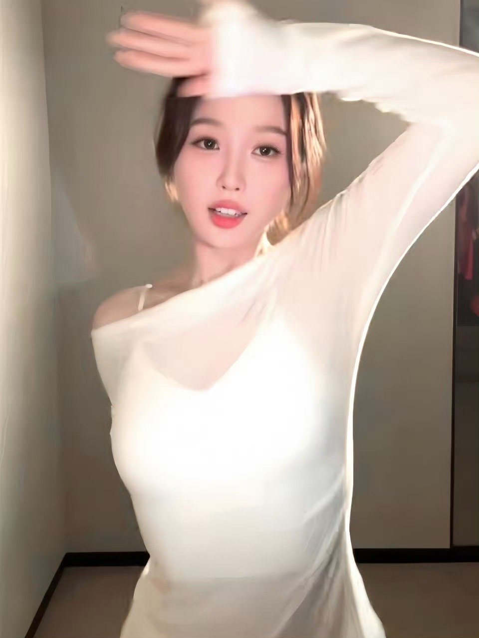 虞书欣夹心摇纯净如诗，优雅如你😘😘一袭白裙，是夏日的微风，是心动的序