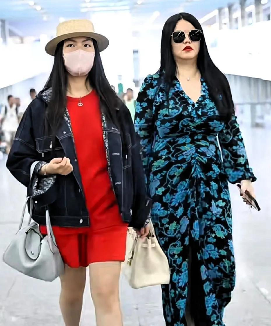 李湘王诗龄日本度假结束现身机场，母女俩好霸气！李湘一如既往的富态圆润，贵妇范儿十