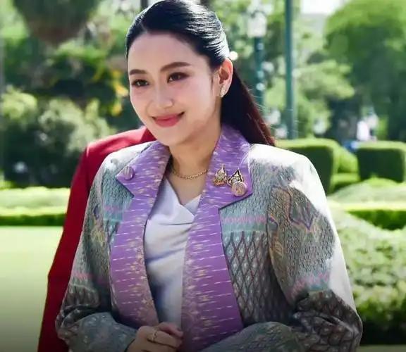 佩通坦辞去总理后，泰国国王为什么对总理有任免权？泰国是君主立宪制国家，虽然实权