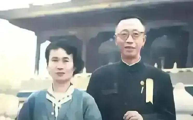 1964年，毛主席突然问道溥仪的工资，当他听到只有60元，顿时脸色大变直言：薪水太少，人家是皇帝嘛！