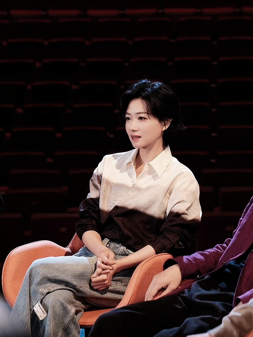 万茜｜万茜的幕间漫游记｜万茜你好打劫你的睫毛似是星辰的秋千，笑时轻轻一颤，