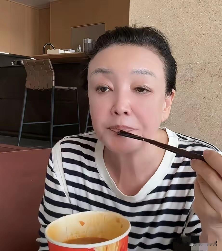 所以问题来了俩孩子没跟亲爹后妈住一起后妈是不是赤果果炫富先不说单说婆媳俩