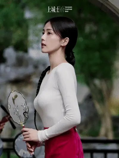 第一眼真的没看出来是白鹿这造型也太土了吧就不能给女明星穿点好看的吗​​​