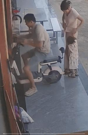 这一家子运气真好！这位妻子也太相信丈夫的骑车技术了，还好他们的小孩没有坐在中间，