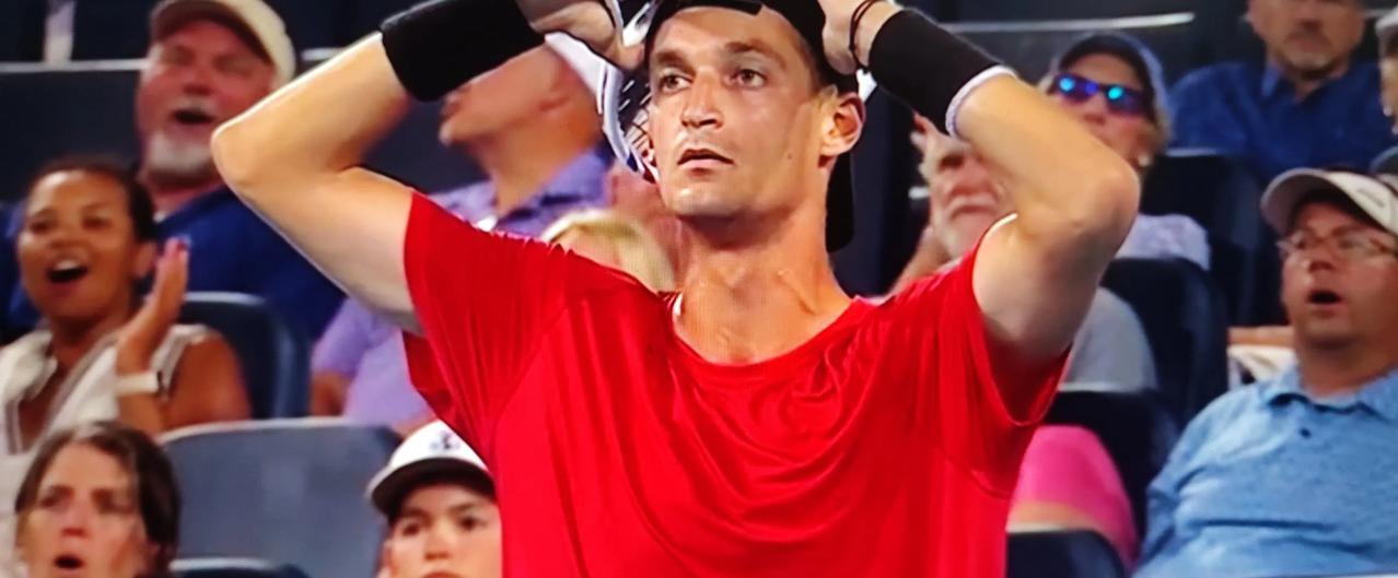 ATP1000辛辛那提网球四强争夺战，鲁内对阵法国选手阿特马纳。阿特马纳是资格赛