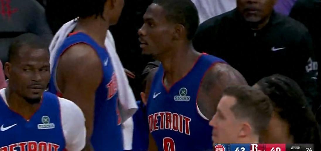 好家伙,NBA新赛季第一个被驱逐的球员诞生了!10月25日火箭主场打活塞,第二节