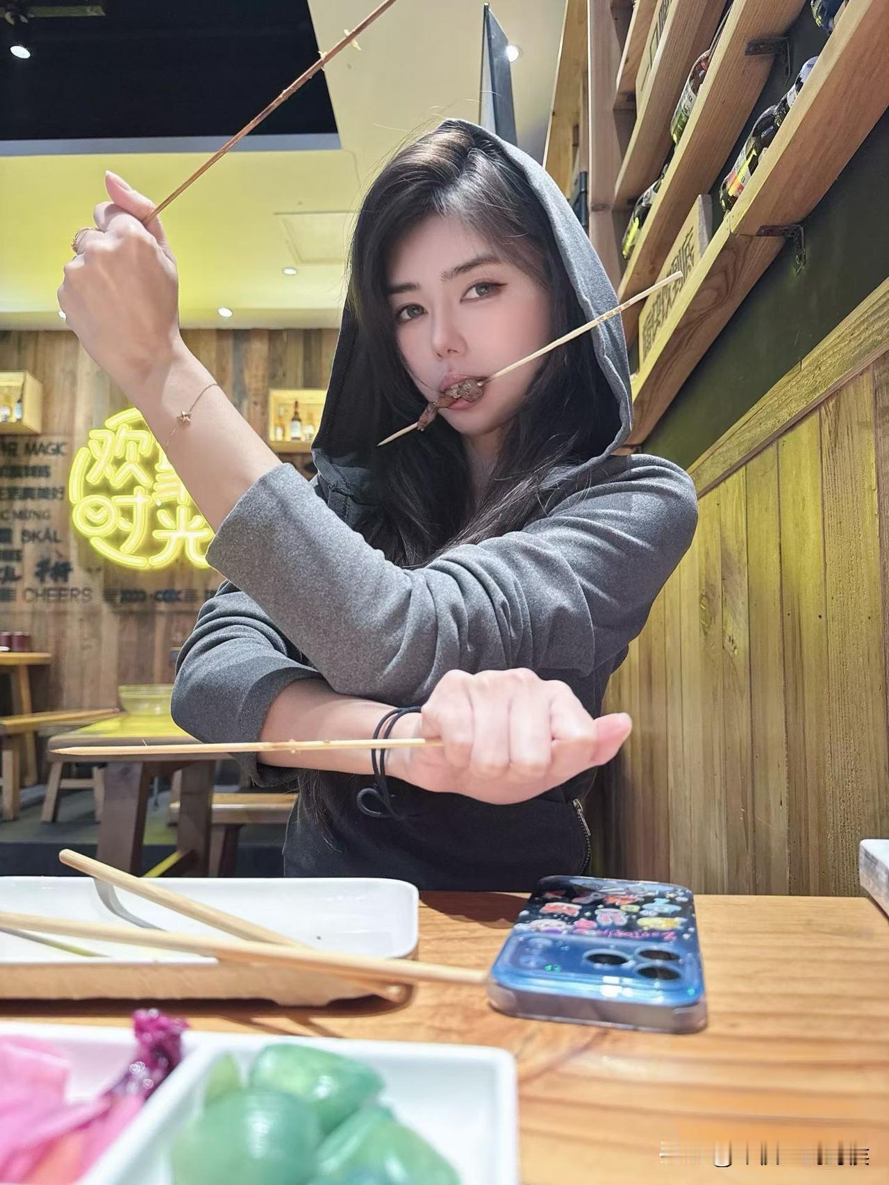 有一次洛阳出差，我与网友奔现，对方是个大四的学生，她说自己纯洁如初。我觉得这个