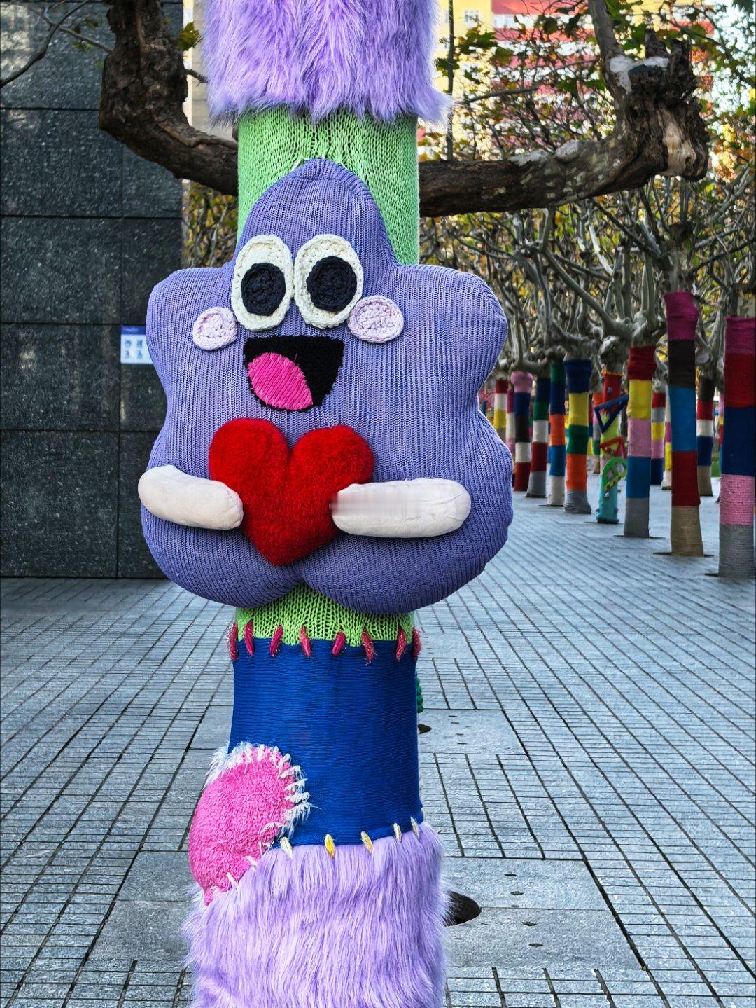 中关村融科中心楼下给树穿上了毛衣北京你好摄影