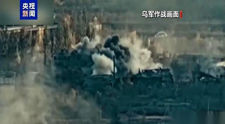 红军城那块儿，一个巨大的口袋，据说正在被死死扎紧。里面的人，疯了一样想往外冲。