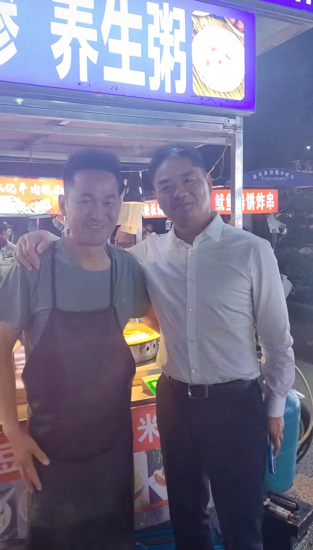 刘强东现身路边摊，瞬间引起一阵轰动。他笑容满面，毫无架子，和路边摊的兄弟热聊，还