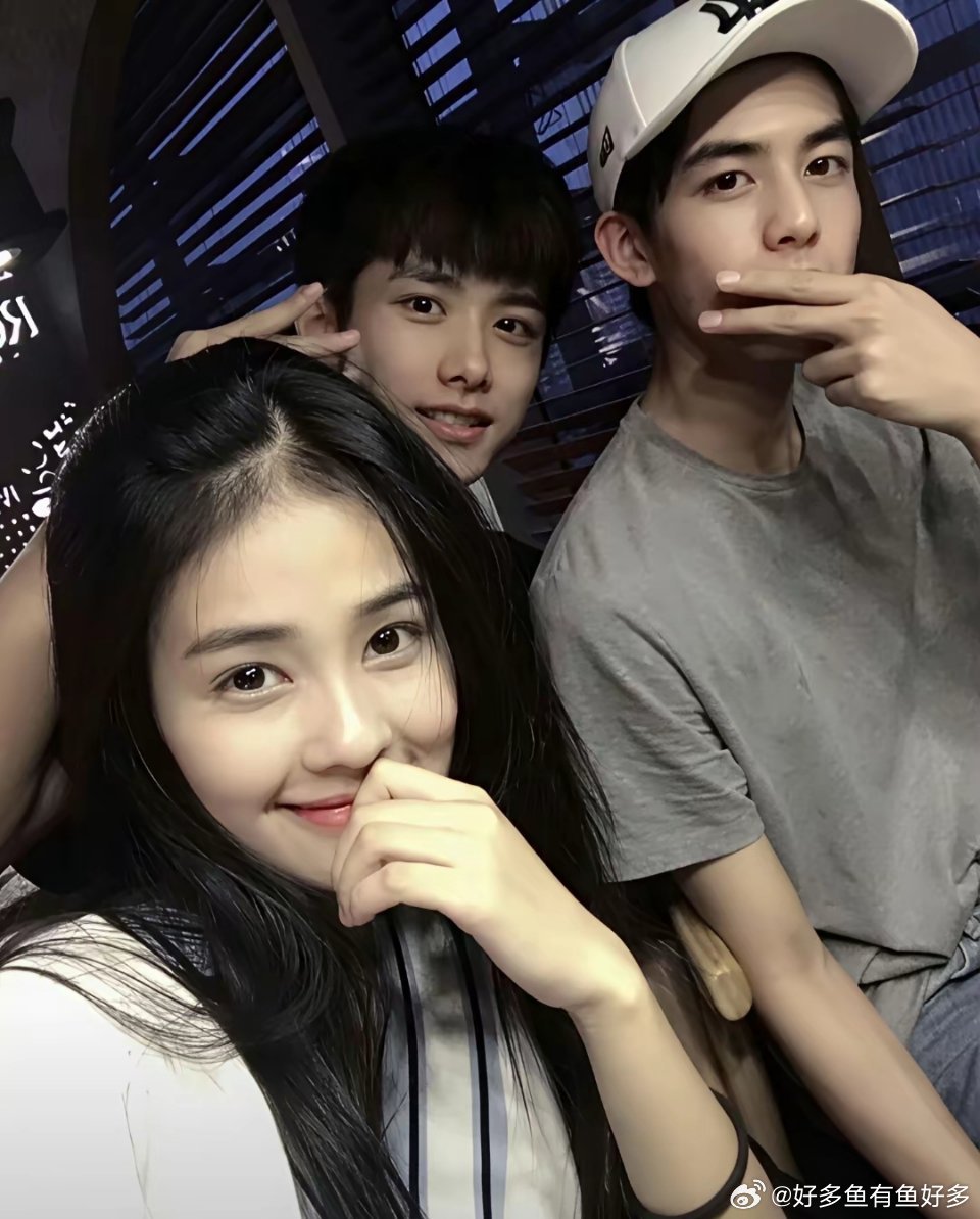 宋威龙白鹿早期旧照，想不到两人很早之前就认识了，17岁时一同拍摄猫的树作品,21