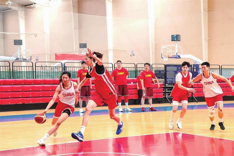 【中国女篮高原集训调整后卫线，新老交替引关注，热身赛成议论焦点】8月20日中国