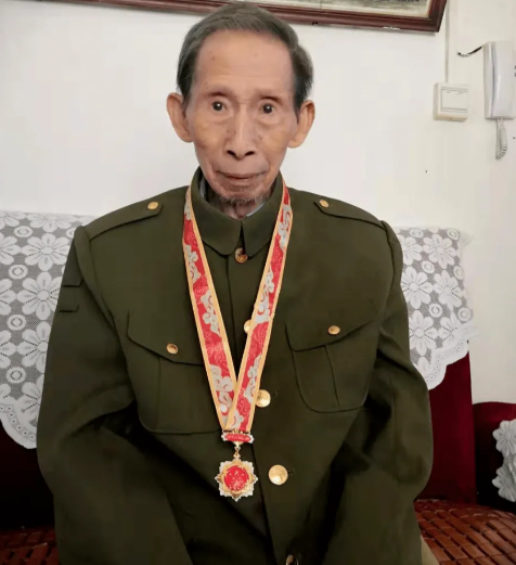 1956年，中南大学学生王明健在毕业前一天，被两名神秘军人突然带走，签署一份保密