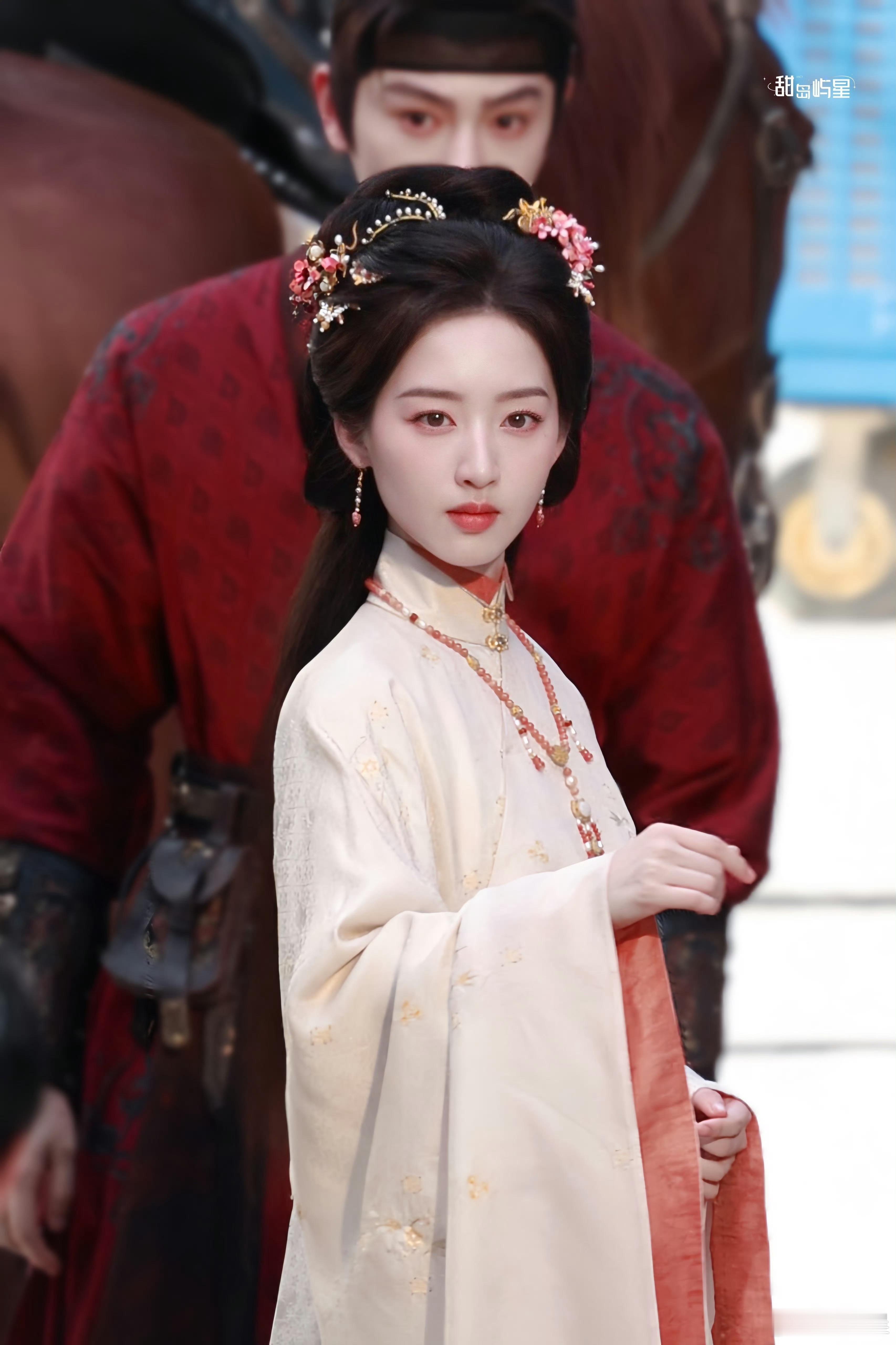 邓恩熙好权威一张古人脸《花开锦绣》路透里，邓恩熙的古装气质简直绝了，素衣造型清