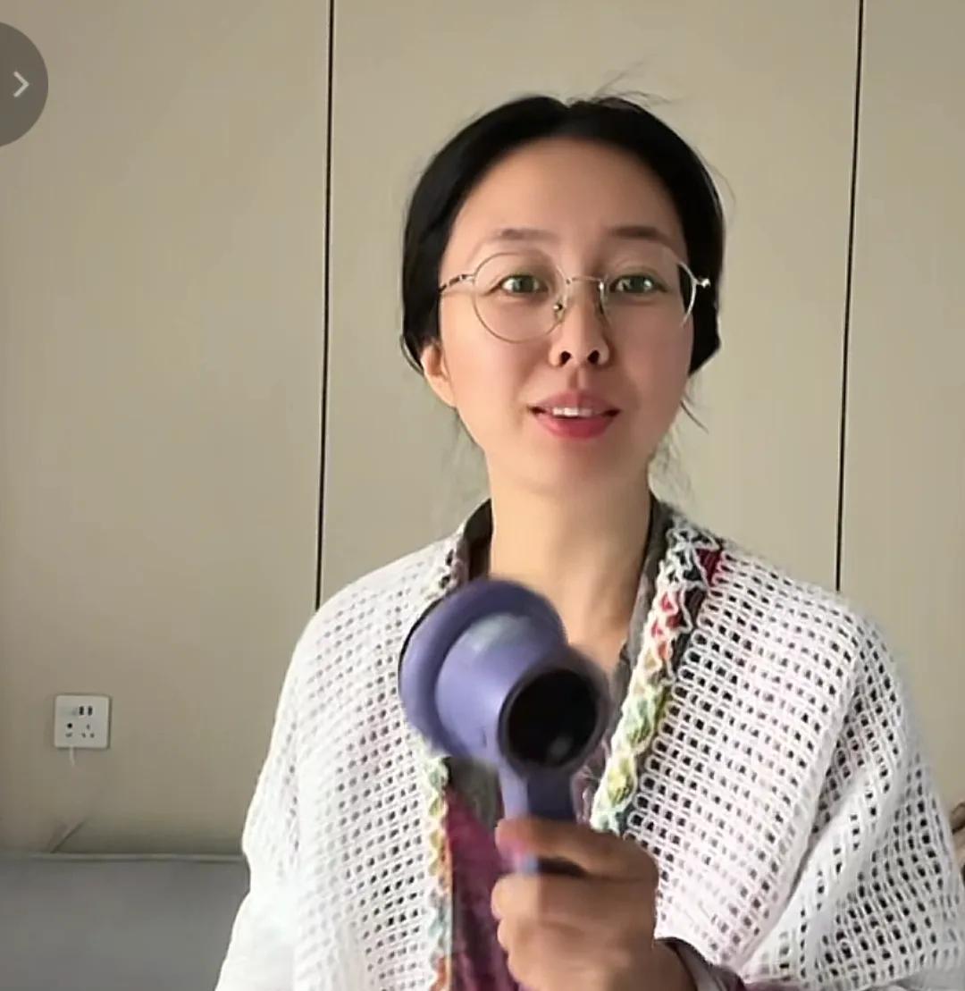田静今天发视频推荐毛球修剪器！有网友评论区说：卖小商品了，杂七杂八什么都