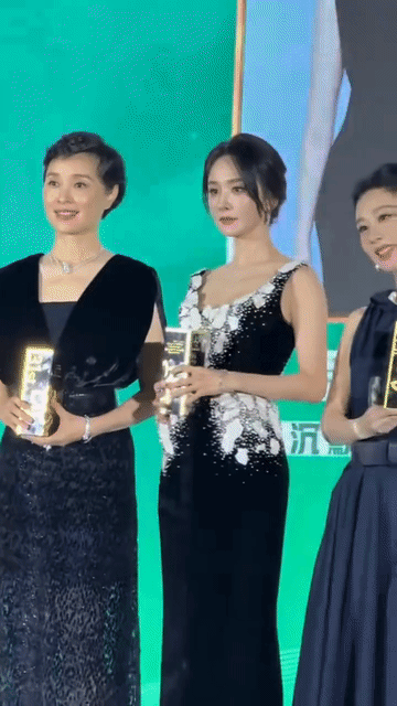 杨紫这是怕抢了杨幂的风头吗？恨天高都不准备一双就上台领奖了，明明和杨幂一般高，硬